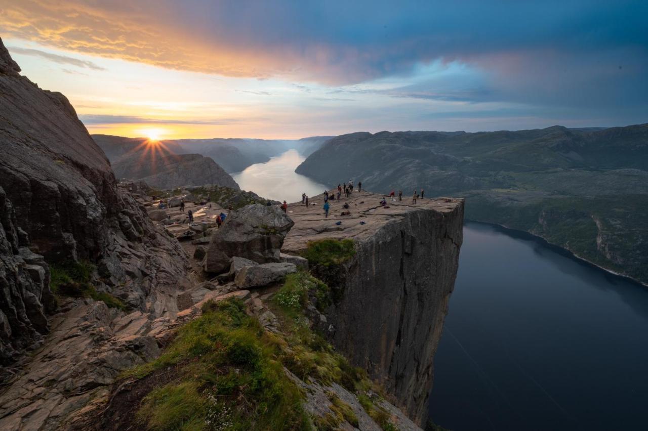 Hotel Nokling & Camping Hjelmeland Екстер'єр фото