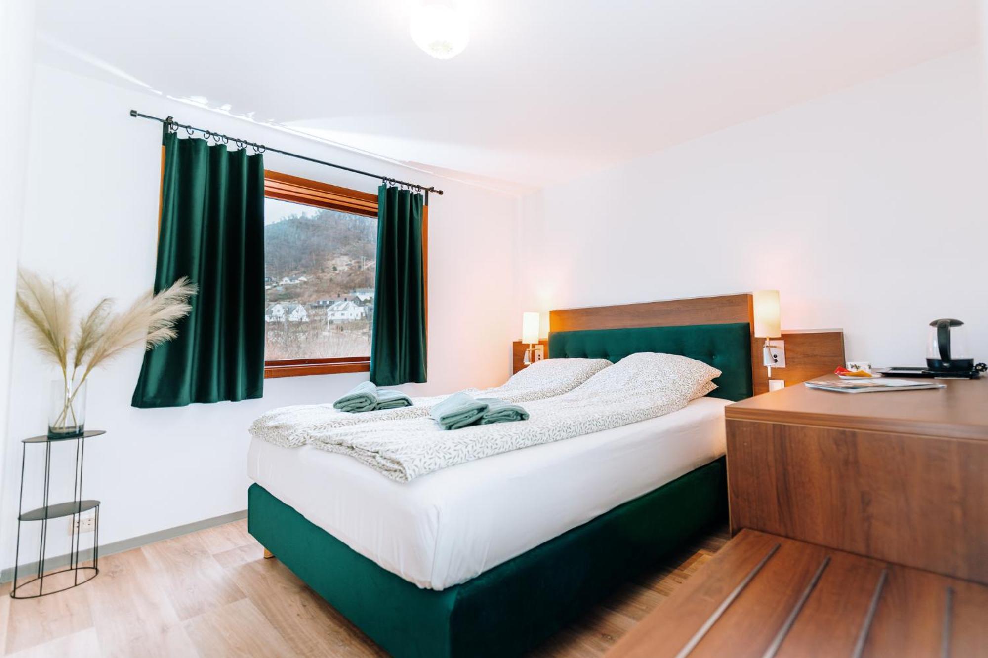 Hotel Nokling & Camping Hjelmeland Екстер'єр фото