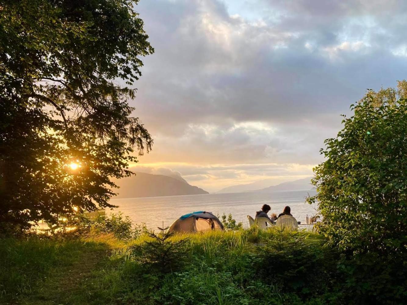 Hotel Nokling & Camping Hjelmeland Екстер'єр фото