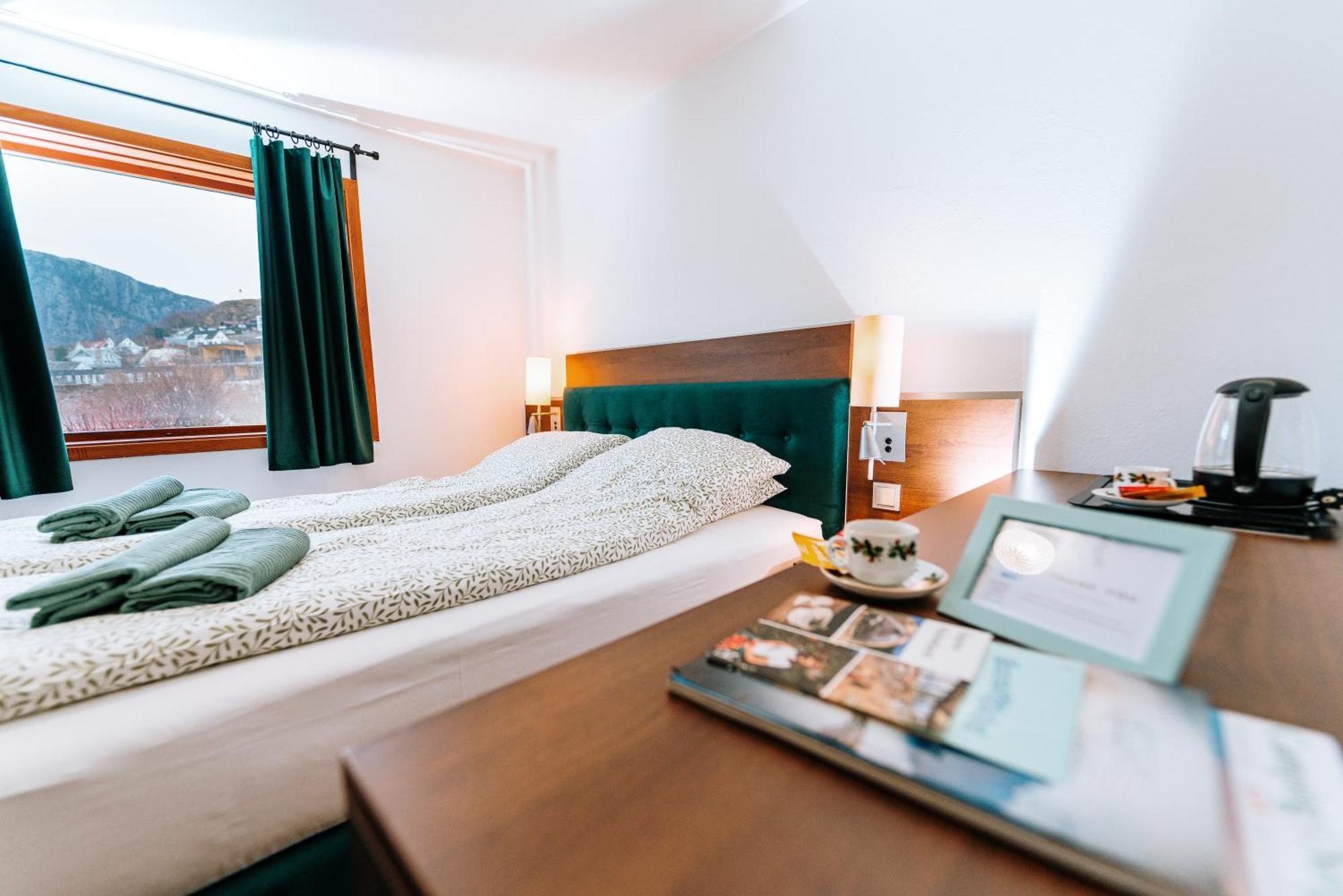 Hotel Nokling & Camping Hjelmeland Екстер'єр фото